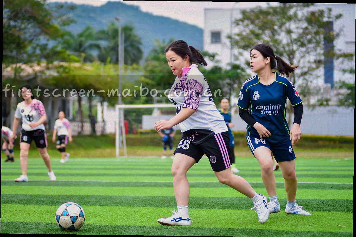 清晨车厢靠窗光线下手持设备翻阅战报的特写，仅露出手部与屏幕